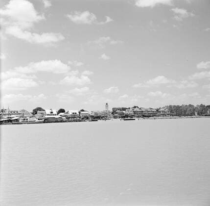 Poll photo collection. Netherlands Antilles and Suriname at the time of the royal visit of Queen Juliana and Prince Bernhard in 1955. Paramaribo to the Surinamer River, seen from the MS. Nestor. October 1, 1955. Paramaribo, Suriname Copyright: xpiemagsx pienatarchpart630102021-23045 !ACHTUNG AUFNAHMEDATUM GESCHÄTZT!