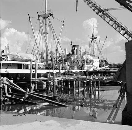 Poll photo collection. Netherlands Antilles and Suriname at the time of the royal visit of Queen Juliana and Prince Bernhard in 1955. Cargo ship the MS. Nestor in the port of Paramaribo. October 1, 1955. Suriname Copyright: xpiemagsx pienatarchpart630102021-23052 !ACHTUNG AUFNAHMEDATUM GESCHÄTZT!