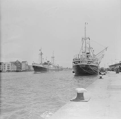 Poll photo collection. Netherlands Antilles and Suriname at the time of the royal visit of Queen Juliana and Prince Bernhard in 1955. Ms. Nestor in the port of Willemstad. Right MS. Stentor from Amsterdam. October 1, 1955. Curacao, Willemstad Copyright: xpiemagsx pienatarchpart630102021-23203 !ACHTUNG AUFNAHMEDATUM GESCHÄTZT!