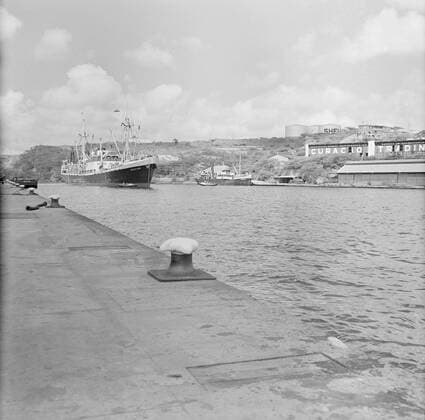Poll photo collection. Netherlands Antilles and Suriname at the time of the royal visit of Queen Juliana and Prince Bernhard in 1955. Ms. Nestor in the port of Willemstad. On the right the oil tanks of Shell and a building of the Curacao Trading Company. October 1, 1955. Curacao, Willemstad Copyright: xpiemagsx pienatarchpart630102021-23204 !ACHTUNG AUFNAHMEDATUM GESCHÄTZT!