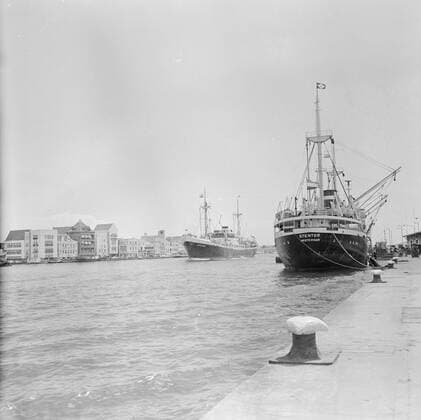 Poll photo collection. Netherlands Antilles and Suriname at the time of the royal visit of Queen Juliana and Prince Bernhard in 1955. Ms. Nestor in the port of Willemstad. Right MS. Stentor from Amsterdam. October 1, 1955. Curacao, Willemstad Copyright: xpiemagsx pienatarchpart630102021-23205 !ACHTUNG AUFNAHMEDATUM GESCHÄTZT!