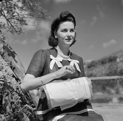 Poll photo collection. Travel to Suriname and the Netherlands Antilles. Mrs. Johnson, teacher at the Nonsenschool in the bottom on Saba, embroidery. 1947. Netherlands Antilles, Saba Copyright: xpiemagsx pienatarchpart630102021-27022 !ACHTUNG AUFNAHMEDATUM GESCHÄTZT!