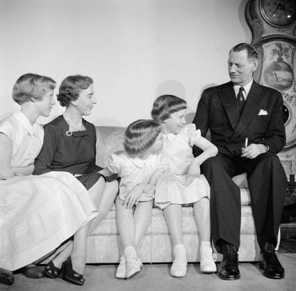 Poll photo collection. Family photos of the Danish royal family. The Danish royal family in their home in Palace Brockdorff in Lock Amalienborg. March 1954. Denmark, Copenhagen Copyright: xpiemagsx pienatarchpart630102021-27379 !ACHTUNG AUFNAHMEDATUM GESCHÄTZT!