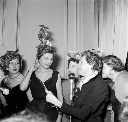Poll photo collection. Party of Sainte CathÃ rine in Paris, the public holiday of the French fashion houses on November 25. Announcement of the announcement of the queen of the house by the actress and singer RenÃ e Lebas. 1930. France, Paris Copyright: xpiemagsx pienatarchpart630102021-28443 !ACHTUNG AUFNAHMEDATUM GESCHÄTZT!