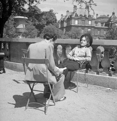 Poll photo collection. Jardin du Luxembourg. Student lurks opposite a reading colleague. 1948. France, Paris Copyright: xpiemagsx pienatarchpart630102021-30387 !ACHTUNG AUFNAHMEDATUM GESCHÄTZT!