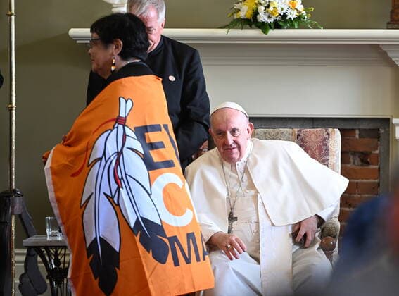 News Bilder des Tages July 29, 2022, QUEBEC, QC, CANADA: Pope Francis looks at a woman wearing a flag with the slogan Every Child Matters on it at the end of a meeting with Indigenous people, during his papal visit across Canada in Quebec City on Friday, July 29, 2022. QUEBEC CANADA  - ZUMAc35_ 20220729_zaf_c35_001 Copyright: xNathanxDenettex