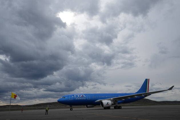 July 29, 2022, IQALUIT, NU, CANADA: The plane carrying Pope Francis arrives during his papal visit across Canada in Iqaluit, Nunavut on Friday, July 29, 2022. IQALUIT CANADA  - ZUMAc35_ 20220729_zaf_c35_039 Copyright: xNathanxDenettex
