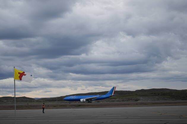 July 29, 2022, IQALUIT, NU, CANADA: The plane carrying Pope Francis arrives during his papal visit across Canada in Iqaluit, Nunavut on Friday, July 29, 2022. IQALUIT CANADA  - ZUMAc35_ 20220729_zaf_c35_041 Copyright: xNathanxDenettex