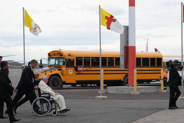 July 29, 2022, IQALUIT, NU, CANADA: Pope Francis is wheeled across the tarmac after arriving in Iqaluit, Nunavut on Friday, July 29, 2022 during his papal visit across Canada. IQALUIT CANADA  - ZUMAc35_ 20220729_zaf_c35_046 Copyright: xNathanxDenettex