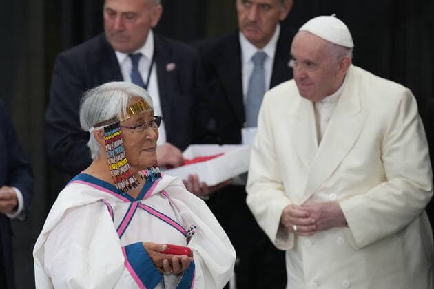 July 29, 2022, IQALUIT, NU, CANADA: Pope Francis greets Indigenous people after arriving in Iqaluit, Nunavut on Friday, July 29, 2022 during his papal visit across Canada. IQALUIT CANADA  - ZUMAc35_ 20220729_zaf_c35_053 Copyright: xNathanxDenettex