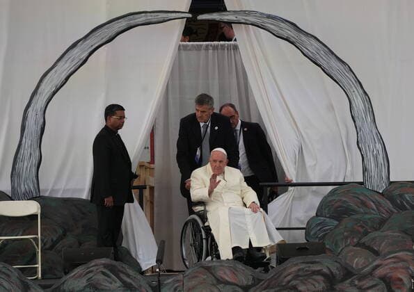 July 29, 2022, IQALUIT, NU, CANADA: Pope Francis waves to the crowd as he arrives on stage for a public event in Iqaluit, Nunavut on Friday, July 29, 2022, during his papal visit across Canada. IQALUIT CANADA  - ZUMAc35_ 20220729_zaf_c35_066 Copyright: xNathanxDenettex