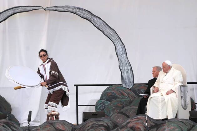 July 29, 2022, IQALUIT, NU, CANADA: Pope Francis watches a traditional song and dance during a public event in Iqaluit, Nunavut on Friday, July 29, 2022, during his papal visit across Canada. IQALUIT CANADA  - ZUMAc35_ 20220729_zaf_c35_069 Copyright: xNathanxDenettex