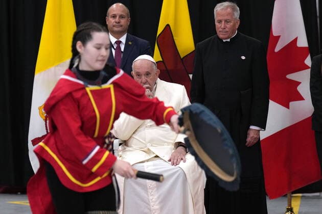 July 29, 2022, IQALUIT, NU, CANADA: Pope Francis watches a traditional dance during the final public event of his papal visit across Canada as he prepares to leave Iqaluit, Nunavut on Friday, July 29, 2022. IQALUIT CANADA  - ZUMAc35_ 20220729_zaf_c35_119 Copyright: xNathanxDenettex