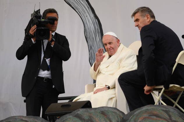 July 29, 2022, Iqaluit, NU, Canada: Pope Francis waves to the crowd during his visit to Iqaluit, Nunavut on Friday, July 29, 2022. Iqaluit Canada  - ZUMAc35_ 20220729_zaf_c35_160 Copyright: xDustinxPatarx