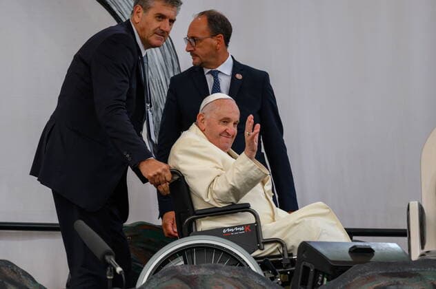 July 29, 2022, Iqaluit, NU, Canada: Pope Francis waves to onlookers at the conclusion of his visit to Iqaluit, Nunavut on Friday, July 29, 2022. Iqaluit Canada  - ZUMAc35_ 20220729_zaf_c35_174 Copyright: xDustinxPatarx