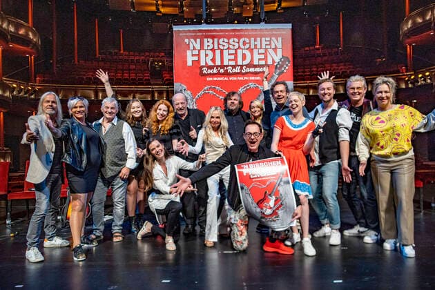 Bilder des Jahres 2022, Entertainment 07 Juli Entertainment Themen der Woche KW 30 Entertainment Bilder des Tages 29.07.2022 , DU Duisburg , Neues Musical NÂ bisschen Frieden von Starkomponist Ralph Siegel wird ab Oktober 2022 im Theater am Marientor in Duisburg aufgeführt. v.l: Dan Lucas , Annika Hönig Hoenig , Stefanie Black , Madeleine Haipt , Laura Siegel , Ralph Siegel , Sonia Farke , Benjamin Sahler , Wolfgang De Marco , Stephanie Gröning , Ronald Kruschak , Jennifer Siemann , Michael Thurner , Markus Mörl , Yvonne König *** 29 07 2022 , DU Duisburg , New musical NÂ bit of peace by star composer Ralph Siegel will be performed from October 2022 at the Theater am Marientor in Duisburg v l Dan Lucas , Annika Hönig Hoenig , Stefanie Black , Madeleine Haipt , Laura Siegel , Ralph Siegel , Sonia Farke , Benjamin Sahler , Wolfgang De Marco