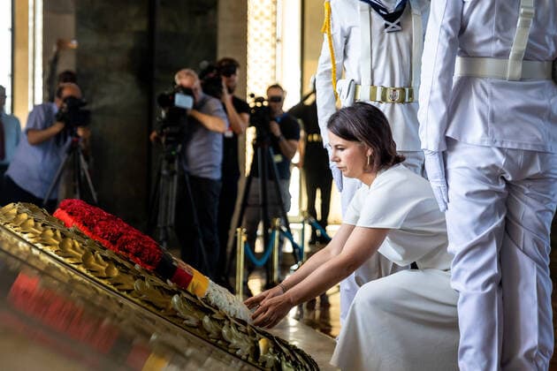 Bilder des Jahres 2022, News 07 Juli News Themen der Woche KW 30 News Bilder des Tages Bundesaussenministerin Annalena Baerbock zur Kranzniederlegung am Atatuerk-Mausoleum in Ankara, 30.07.2022. Ankara Tuerkei *** German Foreign Minister Annalena Baerbock to lay a wreath at the Atatuerk Mausoleum in Ankara, 30 07 2022 Ankara Turkey Copyright: xLeonxKuegelerx