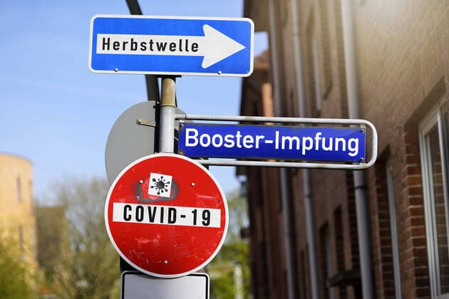 PHOTOMONTAGE, road signs with the inscriptions Covid 19, autumn wave and booster vaccination. ** NUR FUER REDAKTIONELLE ZWECKE ** EDITORIAL USE ONLY **