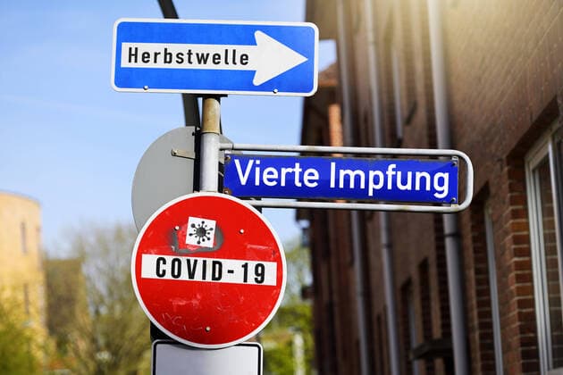 PHOTOMONTAGE, road signs with the inscriptions Covid 19, Autumn Wave and Fourth Vaccination. ** NUR FUER REDAKTIONELLE ZWECKE ** EDITORIAL USE ONLY **