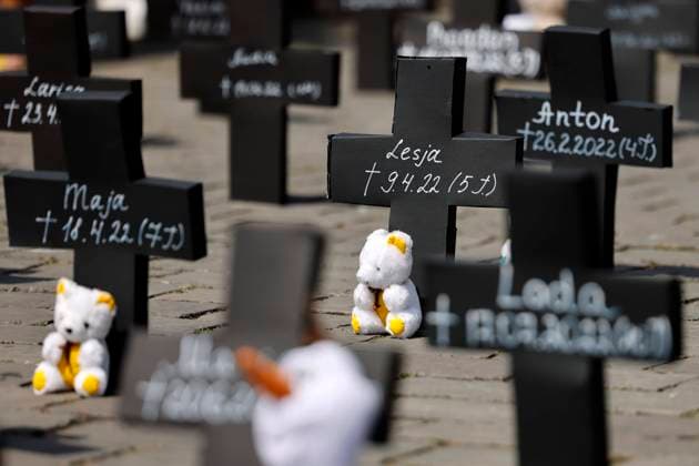 Schwarze Kreuze für verstorbene Kinder im Ukraine-Krieg. Der deutsch-ukrainische Verein Blau Gelbes Kreuz e.V. hat auf dem Heumarkt eine Kundgebung zum Gedenken an die während der Kriegshandlungen verstorbenen Kinder in der Ukraine abgehalten. Die Demo richtete einen Hilferuf für weitere Unterstützung und Solidarität mit der ukrainischen Bevölkerung. Nach Angaben der ukrainsichen Behörden sind seit Kriegsausbruch 358 ukrainische Kinder durch Bomben ums Leben gekommen. Für jedes einzelne Kind errichtete der Verein ein schwarzes Kreuz. Köln, 30.07.2022 NRW Deutschland *** Black crosses for deceased children in the Ukraine war The German Ukrainian association Blau Gelbes Kreuz e V held a rally on the Heumarkt in memory of the children Copyright: xChristophxHardtx