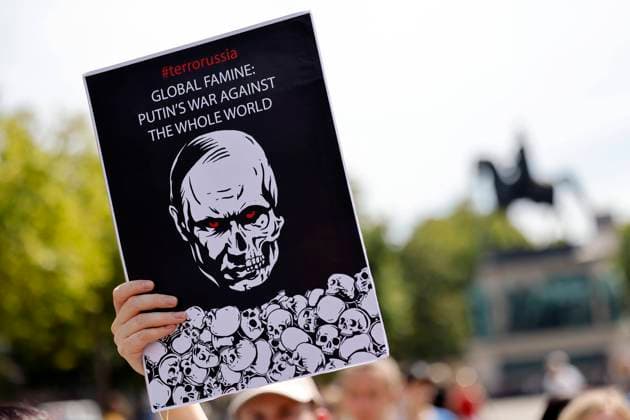 Ukraine-Krieg, Jahrestag der Invasion, Chronologie der Ereignisse, Archivbilder News Themen der Woche KW 30 News Bilder des Tages Plakat mit einer Totenkopf-Fratze von Wladimir Putin. Der deutsch-ukrainische Verein Blau Gelbes Kreuz e.V. hat auf dem Heumarkt eine Kundgebung zum Gedenken an die während der Kriegshandlungen verstorbenen Kinder in der Ukraine abgehalten. Die Demo richtete einen Hilferuf für weitere Unterstützung und Solidarität mit der ukrainischen Bevölkerung. Nach Angaben der ukrainsichen Behörden sind seit Kriegsausbruch 358 ukrainische Kinder durch Bomben ums Leben gekommen. Für jedes einzelne Kind errichtete der Verein ein schwarzes Kreuz. Köln, 30.07.2022 NRW Deutschland *** Poster with a skull grimace of Vladimir Putin The German Ukrainian association Blau Gelbes Kreuz e V held a rally on the Heumarkt to commemorate the children in Ukraine Copyright: xChristophxHardtx