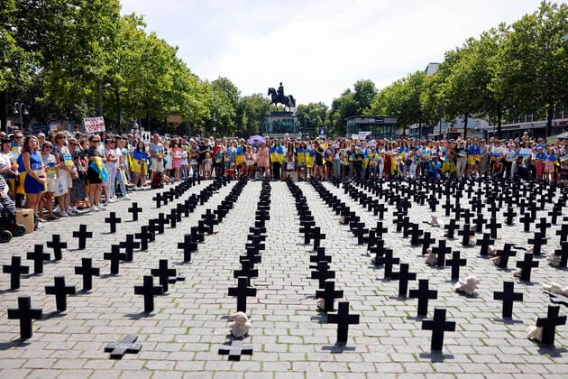 News Themen der Woche KW 30 News Bilder des Tages Schwarze Kreuze für verstorbene Kinder im Ukraine-Krieg. Der deutsch-ukrainische Verein Blau Gelbes Kreuz e.V. hat auf dem Heumarkt eine Kundgebung zum Gedenken an die während der Kriegshandlungen verstorbenen Kinder in der Ukraine abgehalten. Die Demo richtete einen Hilferuf für weitere Unterstützung und Solidarität mit der ukrainischen Bevölkerung. Nach Angaben der ukrainsichen Behörden sind seit Kriegsausbruch 358 ukrainische Kinder durch Bomben ums Leben gekommen. Für jedes einzelne Kind errichtete der Verein ein schwarzes Kreuz. Köln, 30.07.2022 NRW Deutschland *** Black crosses for deceased children in the Ukraine war The German Ukrainian association Blau Gelbes Kreuz e V held a rally on the Heumarkt in memory of the children Copyright: xChristophxHardtx