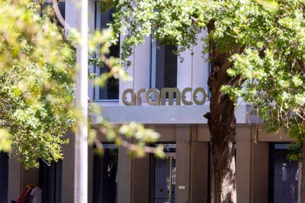 Houston, USA July 25, 2022 - The entrance to the offices of the oil company Saudi Aramco ARAMCO, PETROLE, ENERGIES FOSSILES, ILLUSTRATION, LOGO, GENERIQUE, AMBIANCE, BUREAUX, SAUDI ARAMCO, TEXAS, HOUSTON, DOWNTOWN, FINANCE, ECONOMIE, BUSINESS, SAUDI ARABIAN OIL COMPANY, ESSENCE, HYDROCARBURES, PRIX DU BARIL, COMPAGNIE PETROLIERE, GISEMENT DE PETROLE, RAFFINAGE, COMPAGNIE NATIONALE SAOUDIENNE, EXTRACTION, CHAMP PETROLIFERE, ARABIE SAOUDITE, OR NOIR, CAPACITE DE PRODUCTION,  Copyright: xVincentxIsorex