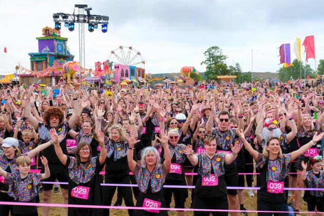 Bilder des Jahres 2022, News 07 Juli News Themen der Woche KW 30 July 30, 2022, Lulworth, Dorset, United Kingdom: Crowd of people dance with dance troupe Diverse City as festival goers officially break the GUINNESS WORLD RECORDS title for the Largest Disco Dance with help from popstar Sophie Ellis-Bextor Camp Bestival Dorset, and Rob Da Bank, attended by official adjudicators Jack Brockbank and Anouk de Timary. Lulworth United Kingdom - ZUMAs197 20220730_zaa_s197_056 Copyright: xDawnxFletcher-Parkx