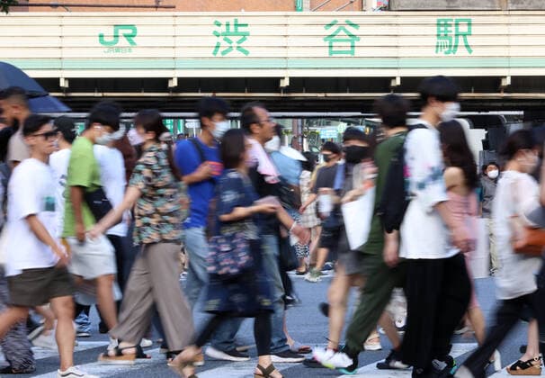 IMAGO Nature: Unsere Erde, Umweltprobleme, Überbevölkerung July 30, 2022, Tokyo, Japan - People cross a road at Tokyo s Shibuya fashion district amid outbreak of the new coronavirus on Saturday, July 30, 2022. 33,466 people were infected with the new coronavirus in Tokyo on July 30.  , aflo_194743344.jpg,
