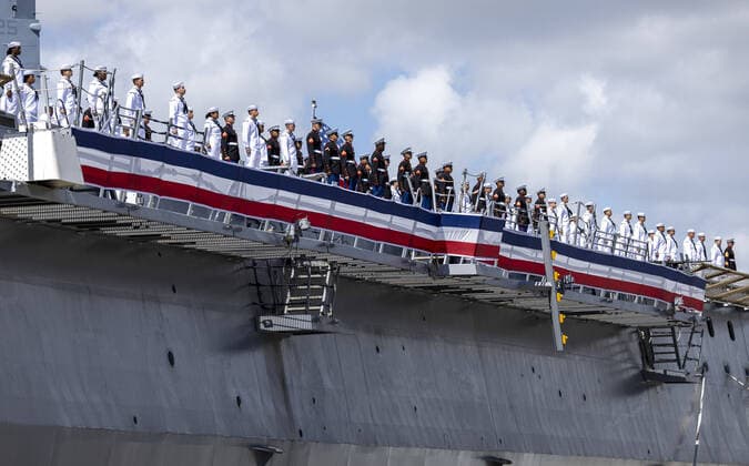 News Themen der Woche KW 30 News Bilder des Tages Ships U.S. Sailors and Marines line the deck at the completion of the commissioning ceremony for the USS Fort Lauderdale (LPD 28), Saturday, July 30,2022 in Port Everglades, Florida..The USS Fort Lauderdale (LPC28) is a San Antonio-class amphibious transport dock ship. LPDs are used to transport and land Marines, their equipment, and supplies by embarked Landing Craft Air Cushion (LCAC) or conventional landing craft and amphibious assault vehicles (AAV) augmented by helicopters or vertical take-off and landing aircraft (MV 22). These ships support amphibious assault, special operations, or expeditionary warfare missions and serve as secondary aviation platforms for amphibious operations. Photo By Gary I Rothstein  MIA20220730103 GARYxIxROTHSTEIN