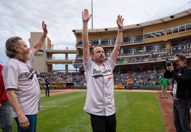 Bilder des Jahres 2022, Entertainment 07 Juli Entertainment Themen der Woche KW 30 Entertainment Bilder des Tages July 30, 2022, USA: Breaking Bad actors Bryan Cranston and Aaron Paul wave to the crowd as they take the field for the first pitch before the Albuquerque Isotopes take on Las Vegas Aviators at the Rio Grande Credit Union Field at Isotopes Park in Albuquerque, N.M., on Saturday, July 30, 2022. USA - ZUMAab1_ 20220730_zaf_ab1_003 Copyright: xAlbuquerquexJournalx