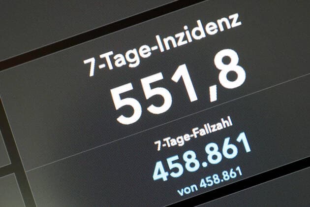 Dashboard of RKI, 7 day incidence is now 551.8 7 day incidence, dashboard of RKI on a monitor on 31 07 2022 in Siegen Germany.