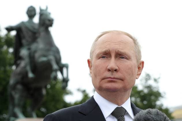 ST PETERSBURG, RUSSIA - JULY 31, 2022: Russia s President Vladimir Putin addresses participants in the Main Naval Parade in Senate Square on Russian Navy Day. Mikhail Klimentyev Russian Presidential Press and Information Office TASS  TS13C5FC