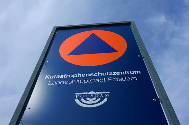 Katastrophenschutzzentrum in Potsdam Katastrophenschutzzentrum in Potsdam, 28.07.2022, Potsdam, Steinstrasse, Brandenburg, Ein Katastrophenschutzzentrum befindet sich in der Potsdamer Steinstrasse. *** Civil Protection Center in Potsdam Civil Protection Center in Potsdam, 28 07 2022, Potsdam, Steinstrasse, Brandenburg, A civil protection center is located in Potsdams Steinstrasse.