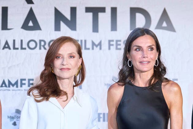 31-07-2022 Palma Queen Letizia with French actress Isabelle Huppert attend the closing gala of the 12th edition of the Atlantida Mallorca film fest at the Cultural Mercy center on Palma de Mallorca. No Spain Â  Copyright: xPPEx