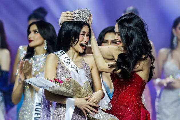 Bilder des Jahres 2022, Entertainment 07 Juli Entertainment Themen der Woche KW 30 Entertainment Bilder des Tages (220801) -- QUEZON CITY, Aug. 1, 2022 -- Newly-crowned Binibining Pilipinas (Miss Philippines) International Nicole Borromeo (C) of the Binibining Pilipinas 2022 reacts on stage during the grand coronation night in Quezon City, the Philippines, July 31, 2022. A total of 40 contestants vied for the Binibining Pilipinas 2022 beauty pageant this year. ) PHILIPPINES-QUEZON CITY-BEAUTY CONTEST-GRAND CORONATION NIGHT RouellexUmali 