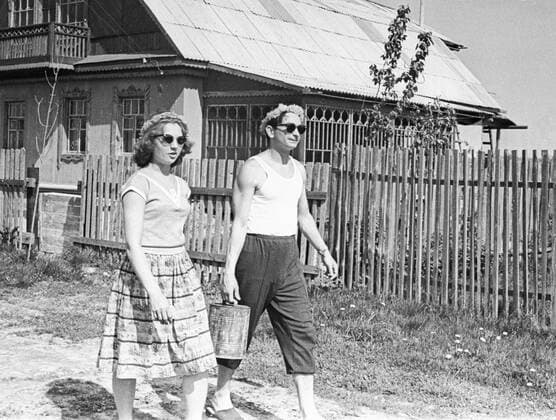 Cosmonaut Valery Bykovsky and his wife in the country house 15210 15.07.1963 Pilot-cosmonaut Valery Bykovsky and his wife in the country house. RIA Novosti Sputnik Moscow region Russia  Copyright: xRIAxNovostix