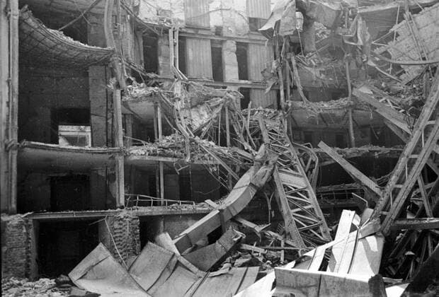 THEATER BOMBINGS RUINS 3423 13.04.1945 The auditorium of the Vienna opera theater after bombings. Boris Sputnik Vienna Austria  Copyright: xBorisx