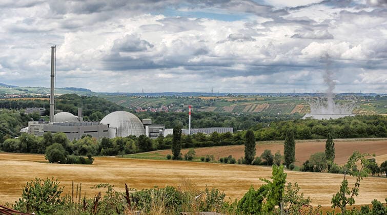 News Themen der Woche KW31 News Bilder des Tages Neckarwestheim, Lkr. Ludwigsburg, Baden- Württemberg, Deutschland, DEU,01.08.2022. Kernkraftwerk Neckarwestheim . Neckarwestheim 2 mitte im Bild . Rechts der Kühlturm . *** Neckarwestheim, Lkr Ludwigsburg, Baden Württemberg, Germany, DEU,01 08 2022 Neckarwestheim nuclear power plant Neckarwestheim 2 center in picture Right the cooling tower