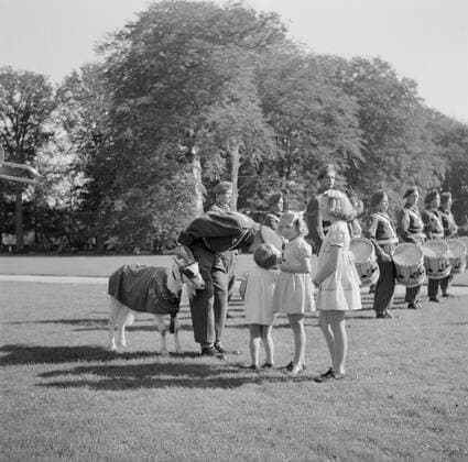 Poll photo collection. Farewell to the front garden of Palace Soestdijk of the Prince Bernhard Chapel with their mascot, the goat kees, due to departure to the Dutch East Indies. Royal house. September 28, 1946. Baarn, Utrecht (province) Copyright: xpiemagsx pienatarchpart630102021-40479 !ACHTUNG AUFNAHMEDATUM GESCHÄTZT!