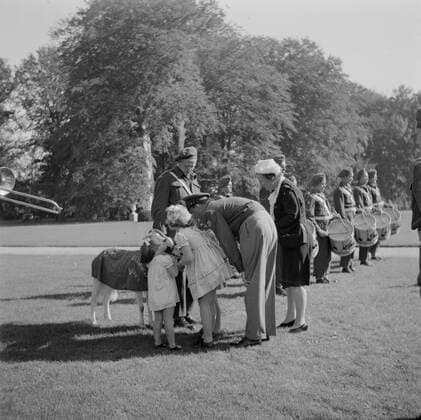 Poll photo collection. Farewell to the front garden of Palace Soestdijk of the Prince Bernhard Chapel with their mascot, the goat kees, due to departure to the Dutch East Indies. Royal house. September 28, 1946. Baarn, Utrecht (province) Copyright: xpiemagsx pienatarchpart630102021-40484 !ACHTUNG AUFNAHMEDATUM GESCHÄTZT!