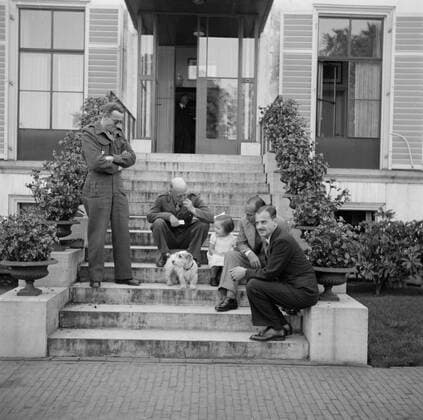 Poll photo collection. Farewell to the front garden of Palace Soestdijk of the Prince Bernhard Chapel with their mascot, the goat kees, due to departure to the Dutch East Indies. Royal house. September 28, 1946. Baarn, Utrecht (province) Copyright: xpiemagsx pienatarchpart630102021-40487 !ACHTUNG AUFNAHMEDATUM GESCHÄTZT!