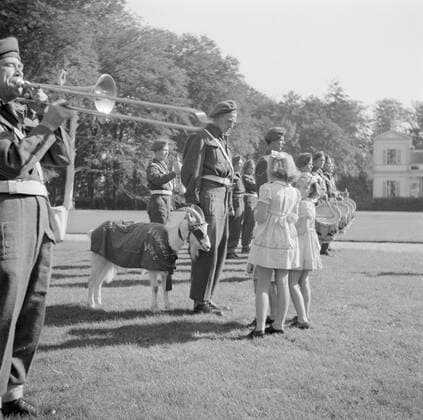 Poll photo collection. Farewell to the front garden of Palace Soestdijk of the Prince Bernhard Chapel with their mascot, the goat kees, due to departure to the Dutch East Indies. Royal house. September 28, 1946. Baarn, Utrecht (province) Copyright: xpiemagsx pienatarchpart630102021-40493 !ACHTUNG AUFNAHMEDATUM GESCHÄTZT!