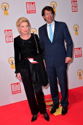 Verleihung DAS GOLDENE LENKRAD 2015 Ankunft - Berlin Maria-Elisabeth Schaeffler (Unternehmerin) und Klaus Rosenfeld (Vorsitzender des Vorstands der Schaeffler AG) bei der Ankunft zu der Verleihung DAS GOLDENE LENKRAD 2015 im Axel-Springer-Haus Berlin. Berlin 10.11.2015. *** award Ceremony the Golden Steering wheel 2015 Arrival Berlin Maria Elisabeth Schaeffler entrepreneur and Klaus Rosenfeld Chairman of Management Board the Schaeffler AG at the Arrival to the award Ceremony the Golden Steering wheel 2015 at Axel Springer House Berlin Berlin 10 11 2015