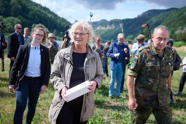Michael Kretschmer und Lambrecht besuchen Einsatzkräfte im Waldbrandgebiet Sächsische Schweiz Verteidigungsministerin Christine Lambrecht (SPD) und Generalleutnant Carsten Breuer (Kommandeur Kommando Territoriale Aufgaben der Bundeswehr) besuchen am 01.08.2022 zusammen mit Sachsens Ministerpräsident Michael Kretschmer das Waldbrandgebiet in der Sächsischen Schweiz und informiert sich über den Einsatz der Bundeswehr sowie die aktuelle Waldbrandlage vor Ort. Bad Schandau Sachsen Deutschland *** Michael Kretschmer and Lambrecht visit forces in the forest fire area Saxon Switzerland Defense Minister Christine Lambrecht SPD and Lieutenant General Carsten Breuer Commander Command Territorial Tasks of the Bundeswehr visit on 01 08 2022 toget