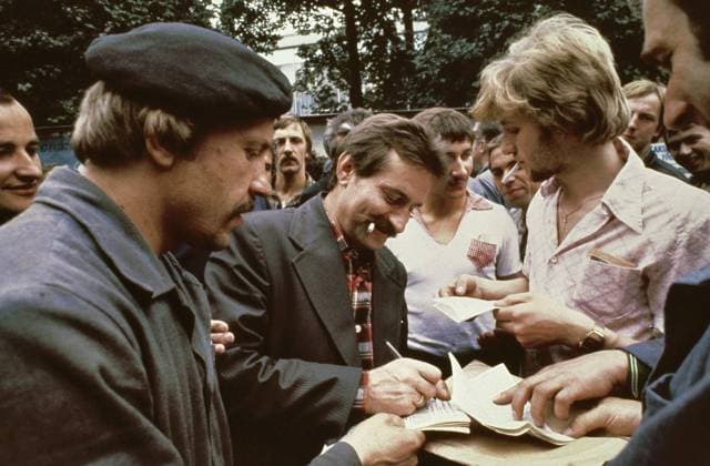 Anefo photo collection. Strikes in Poland 1980: Leninwerf Gdansk. Lech Walesa strike leader handed out signatures. August 31, 1980. Gdansk, Poland Copyright: xpiemagsx pienatarchpart72010201-13302 !ACHTUNG AUFNAHMEDATUM GESCHÄTZT!