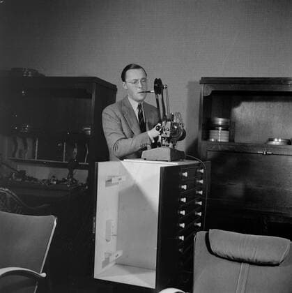 Poll photo collection. The royal family at Soestdijk Palace. Prince Bernhard with film projector. { ca. 1947 }. Baarn, Utrecht (province) Copyright: xpiemagsx pienatarchpart72010201-16027 !ACHTUNG AUFNAHMEDATUM GESCHÄTZT!
