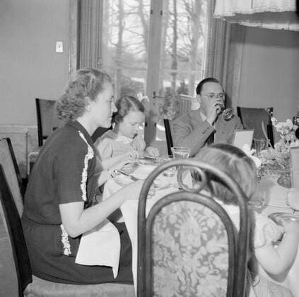 Poll photo collection. The royal family at Soestdijk Palace. Princess Juliana, Prince Bernhard, their daughters and staff at the dining table. { ca. 1947 }. Baarn, Utrecht (province) Copyright: xpiemagsx pienatarchpart72010201-16050 !ACHTUNG AUFNAHMEDATUM GESCHÄTZT!