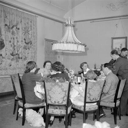 Poll photo collection. The royal family at Soestdijk Palace. Princess Juliana, Prince Bernhard, their daughters and staff at the dining table. { ca. 1947 }. Baarn, Utrecht (province) Copyright: xpiemagsx pienatarchpart72010201-16052 !ACHTUNG AUFNAHMEDATUM GESCHÄTZT!