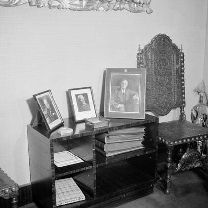 Poll photo collection. The royal family at Soestdijk Palace. Interior of the office of Prince Bernhard. { ca. 1947 }. Baarn, Utrecht (province) Copyright: xpiemagsx pienatarchpart72010201-16060 !ACHTUNG AUFNAHMEDATUM GESCHÄTZT!